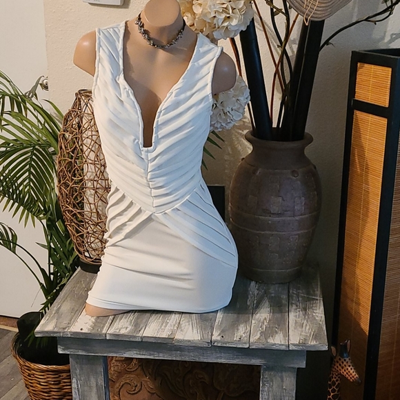 BEAUTIFUL WHITE PLUNGE V NECKLINE SM FITTED DRESS - Picture 15 of 16